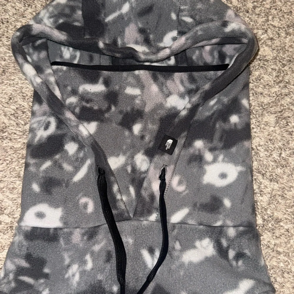 THE NORTH FACE' Whimzy Powder Hooded Fleece Neck Gaiter scattershot gray camo